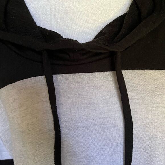 Maurice’s hooded tee with kangaroo pocket - Picture 2 of 3